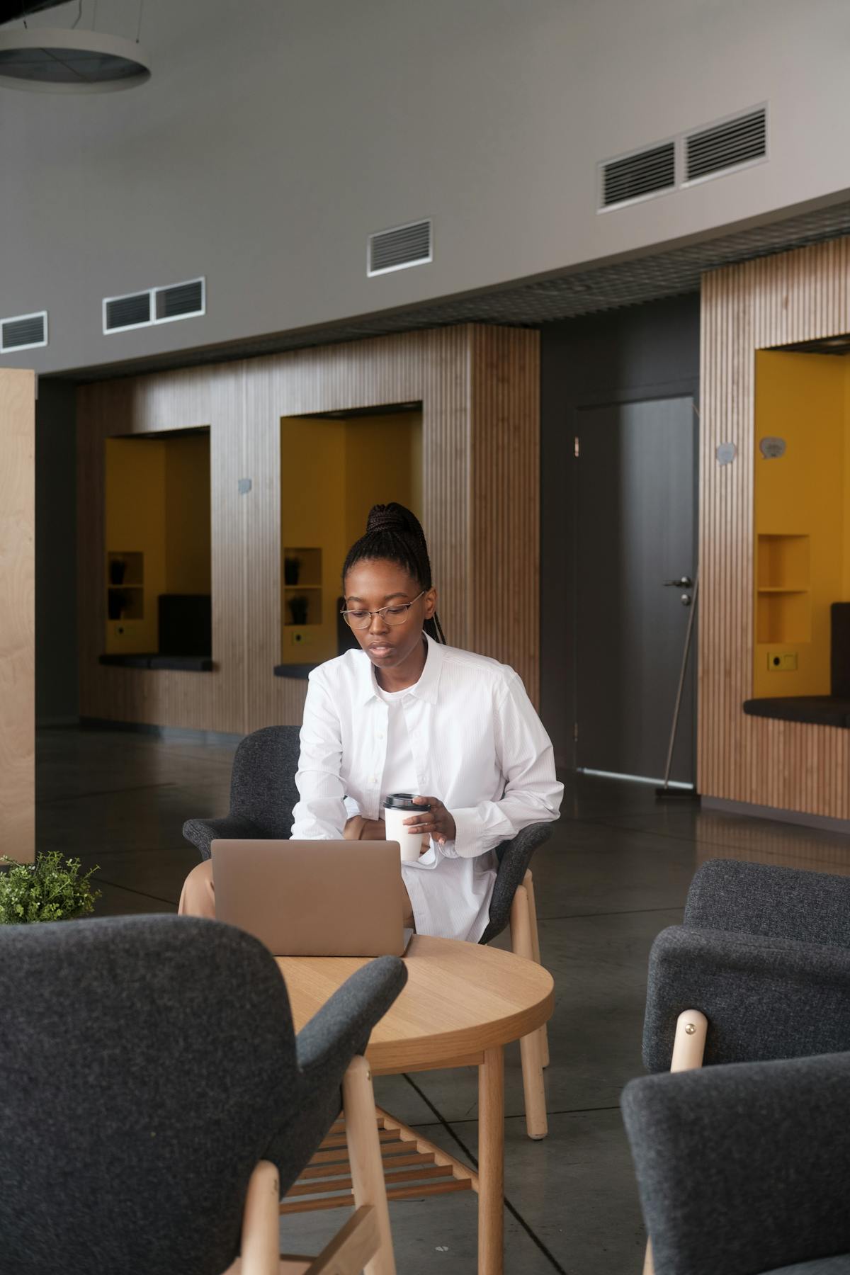 Helpdesk specialist providing technical support